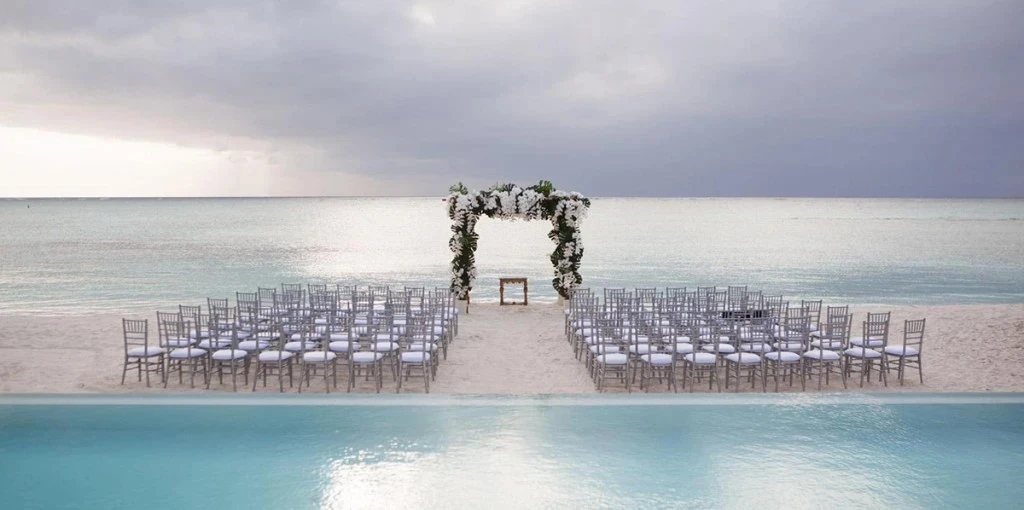 Alter set p on a beach